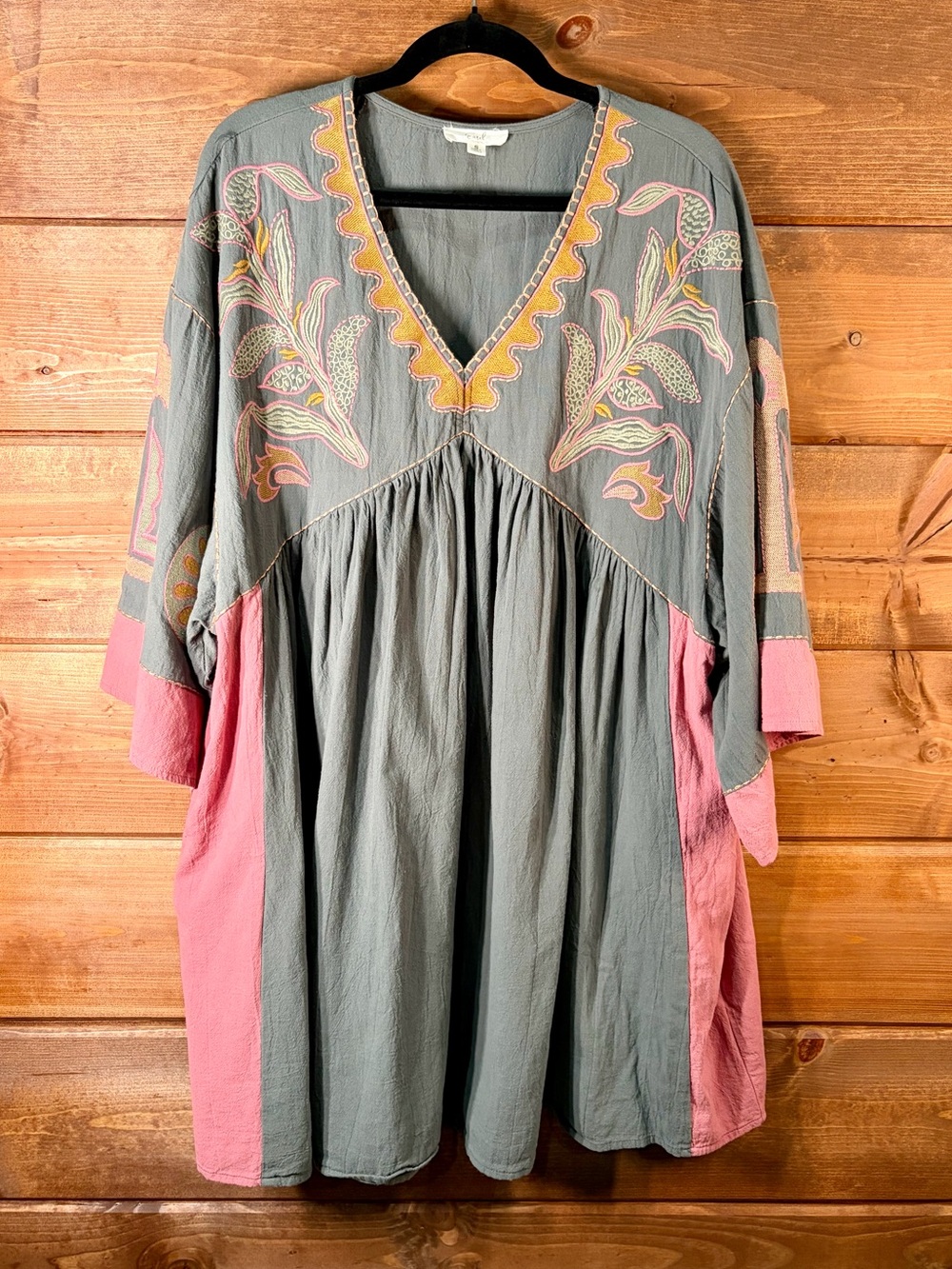 easel Embroidered V-Neck Mini Dress in Gray and Pink Size Small 💕🩷